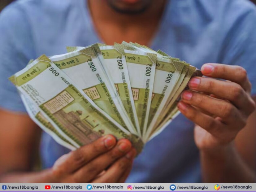 অন্য দিকে, পোস্ট অফিসের মান্থলি ইনকাম স্কিমে সুদ থেকে অর্জিত আয় প্রতি মাসে গ্রাহকের অ্যাকাউন্টে জমা হয়। প্রবীণ নাগরিকদের জন্য আদর্শ। এই স্কিমে নগদ বা চেকে অ্যাকাউন্ট খুলতে হয়। সিঙ্গল বা জয়েন্ট, দু’রকম অ্যাকাউন্ট খোলা যায়। ন্যূনতম বিনিয়োগের পরিমাণ ১০০০ টাকা। সিঙ্গল অ্যাকাউন্টে সর্বোচ্চ ৯ লাখ টাকা পর্যন্ত বিনিয়োগ করা যায়। আর জয়েন্ট অ্যাকাউন্টে ১৫ লাখ টাকা। বিনিয়োগ ৫ বছর লক-ইন পিরিয়ডে থাকে। এর মধ্যে টাকা তুলে নিয়ে জরিমানা দিতে হয়। নিয়ম অনুযায়ী ৩ বছরের আগে অকাল প্রত্যাহারে মূলধন থেকে ২ শতাংশ এবং ৩ বছরের পরে তুললে ১ শতাংশ কেটে নিয়ে বাকিটা ফেরত দেওয়া হয়।