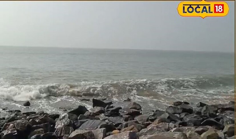 ঠান্ডা বিলাসী মানুষজনের ভিড় ইতিমধ্যেই শুরু হয়েছে দিঘায়। শীতের নরম রোদে সঙ্গিনী বা পরিবার ও বন্ধুদের সঙ্গে সমুদ্র সৈকতে সময় কাটাতে চায় না এমন বাঙালি পর্যটক খুঁজে পাওয়া মুশকিল। কিন্তু এবার শীতের শুরুতেই পর্যটকদের হতাশ করেছে দিঘা।