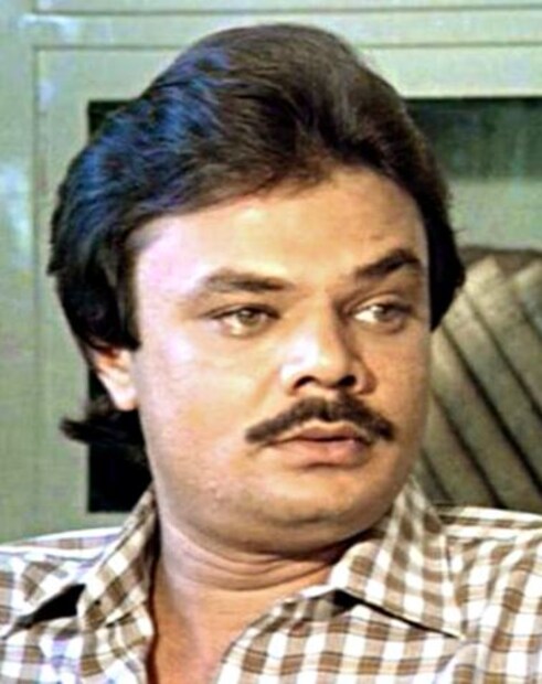 কাজ করেছেন 'তেজাব', 'পুলিশ পাবলিক', 'তিরাঙ্গা'-এর মতো ছবিতে। কিন্তু এমন অতুলনীয় অভিনেতার মৃত্যু যে বেদনাদায়ক হবে তা কে জানত। মহাবীর শাহ সপরিবারে বেড়াতে খুব পছন্দ করতেন। আমেরিকা বেড়াতে যাওয়ার পরিকল্পনা করলেন। স্ত্রী, সন্তান ও বন্ধুদের নিয়ে বেড়াতে গিয়েছিলেন। ৩১ আগস্ট। তিনি সড়ক পথে শিকাগো যাচ্ছিলেন। হঠাৎ পেছন থেকে একটি গাড়ি তাঁর গাড়িকে ধাক্কা দেয়। এই দুর্ঘটনায় তিনি বেঁচে গিয়েছিলেন। তবে তিনি তাঁর পরিবার নিয়ে চিন্তিত ছিলেন। গাড়ি থেকে নেমে স্ত্রী-সন্তানের অবস্থা খতিয়ে দেখছিলেন, এমন সময় দ্রুতগামী আরেকটি গাড়ি তাঁকে নির্মমভাবে পিষে দেয়। যন্ত্রণা এতটাই তীব্র ছিল যে সঙ্গে সঙ্গেই মৃত্যু হয় তাঁর। ৪০ বছর বয়সী চলচ্চিত্রের ভিলেনের মৃত্যু যে এমন হবে তা কেউ ভাবেনি। 