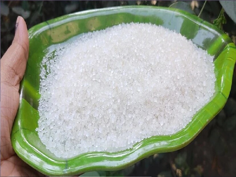 যদি কিছুদিন সম্পূর্ণ ভাবে চিনি খাওয়া বন্ধ রাখা যায় তাহলে চোখে, মুখে এবং শরীরে যে ফোলা ভাব রয়েছে সেটা কমে যাবে এবং চেহারা আগের তুলনায় দেখতেও সুন্দর লাগবে।