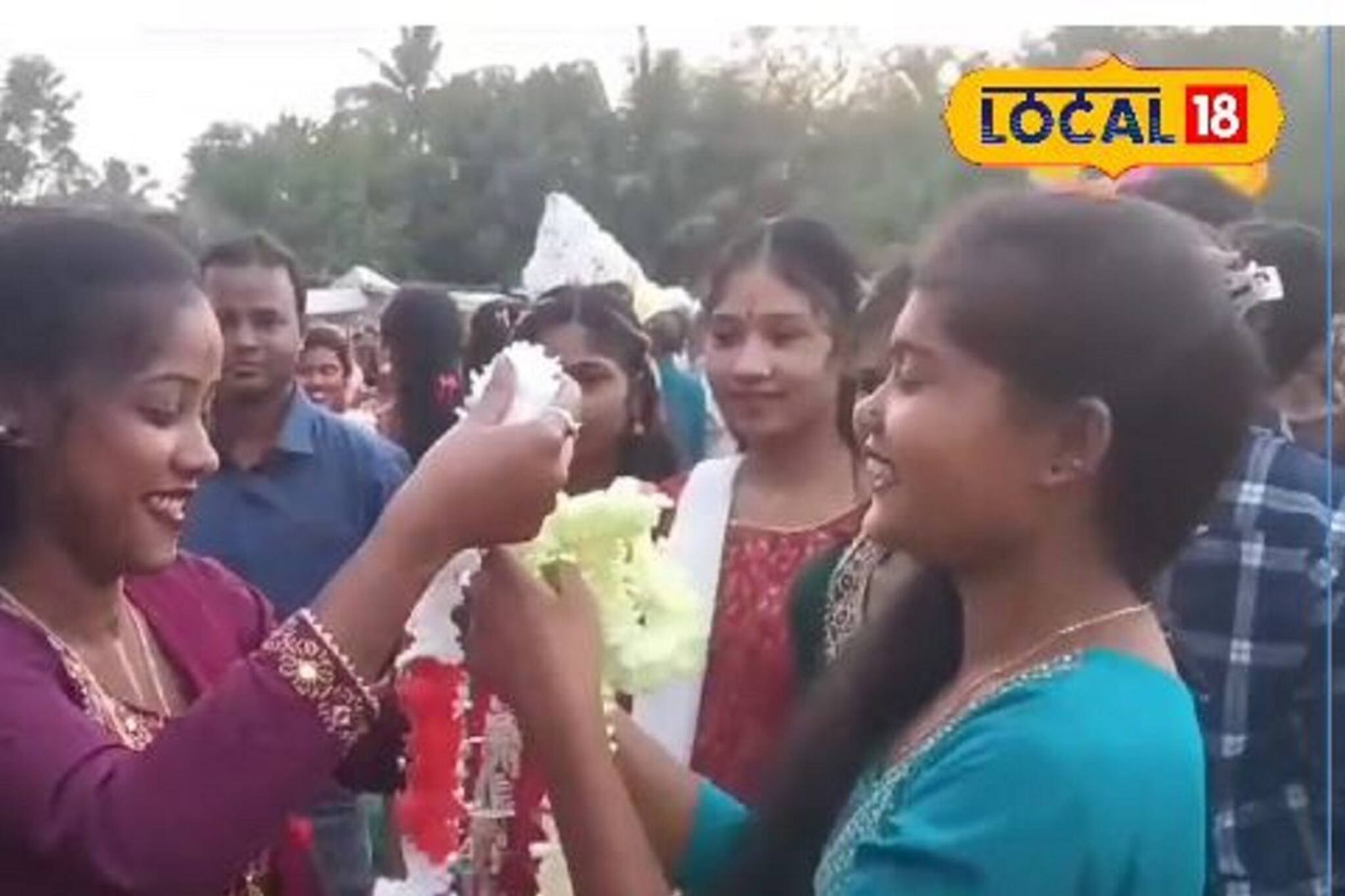 মেলাতে গেলেই মালাবদল! পছন্দের মানুষকে সিঁদুর, মালা পরিয়ে আপন করে নেন মানুষ!