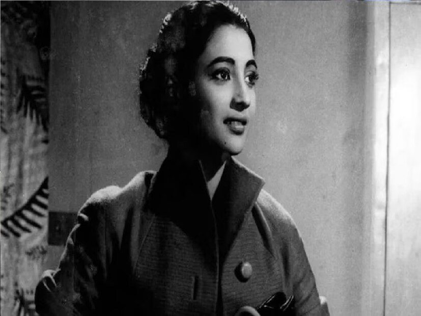 অভিযোগ, এই তুমুল অশান্তির মধ্যে নাজেহাল গুলজার একটা চড় মেরে দেন রাখিকে। রাখির কাছে সেটা হয়ে দাঁড়ায় আরও ভয়ংকর বেদনাদায়ক। এই সময়ে যশ চোপড়া তাঁর নতুন ছবি 'কভি কভি'তে নায়িকার রোল অফার করেছিলেন রাখিকে। রাখিকে যথারীতি তখন গুলজার না করে দেন। কিন্তু সেই রাতের পরেই রাখি স্বামীর সব বারণ মুছে ফেলেন রাখি। সাতসকালেই হোটেল থেকে বেরিয়ে যাব।
