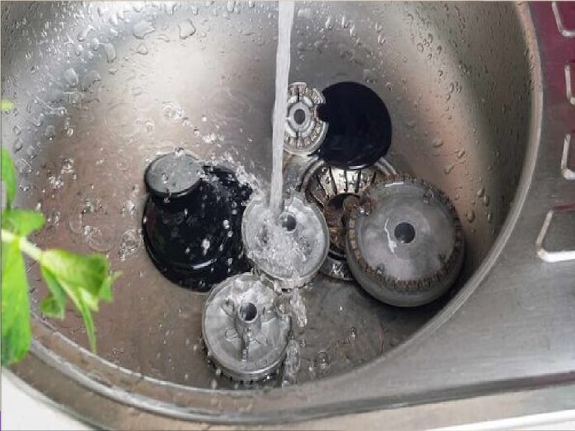 গ্যাসে রান্না করার পর সেটা ঠিক ভাবে পরিষ্কার করছেন তো? না হলে তেলময়লা লেগে সহজেই গ্যাস নোংরা হয়ে যাবে। এক বার করে রান্না করা হয়ে গেলেই অন্তত একটা শুকনো ন্যাকড়া দিয়ে গ্যাসের অভেনটি মুছে নেওয়া দরকার। 