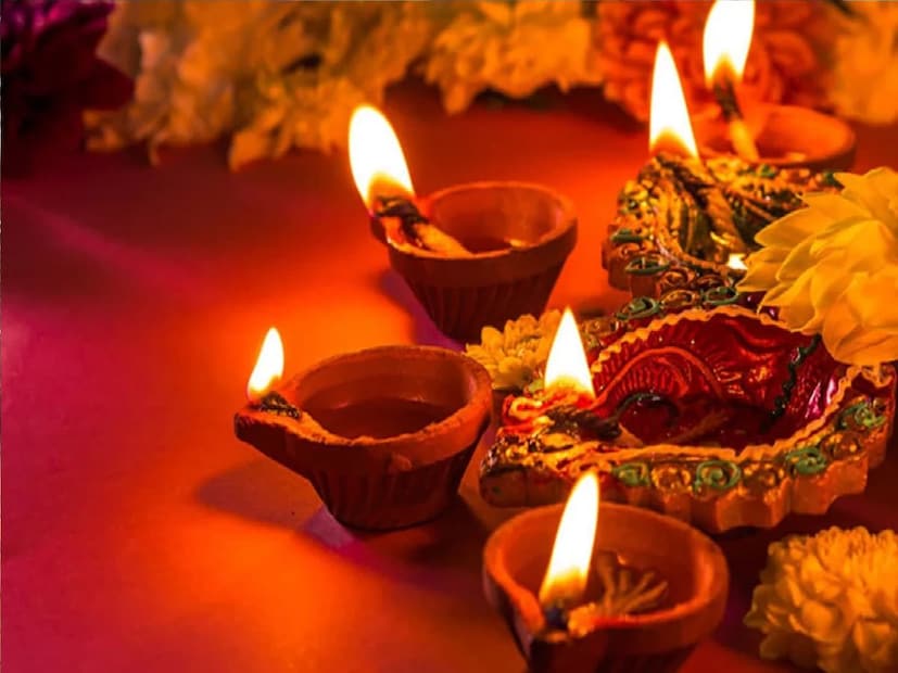 আপনার বাড়ির কাছে যদি কোনও নদী বা পুকুর না থাকে তবে এই প্রদীপগুলি বাড়ির এমন জায়গায় রাখুন যেখানে কেউ দেখতে না পারে। এটি শুভ বলে মনে করা হয়। অভাবীকে দান করলে শুভ ফল পাওয়া যায়। পরিবারে সুখ থাকে।