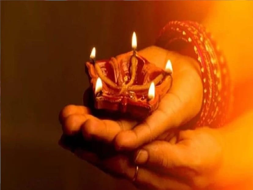 তবে দেবী লক্ষ্মীর পুজোর সময় প্রতি বছর নতুন প্রদীপই জ্বালা উচিত। পুরনো প্রদীপ বাড়ির উঠোনে বা অন‍্য যেকোনও জায়গায় ঘর সাজাবার জন‍্য ব‍্যবহার করতে পারেন। তবে পুজোর ক্ষেত্রে অবশ‍্যই নতুন প্রদীপ জ্বালা উচিত। 