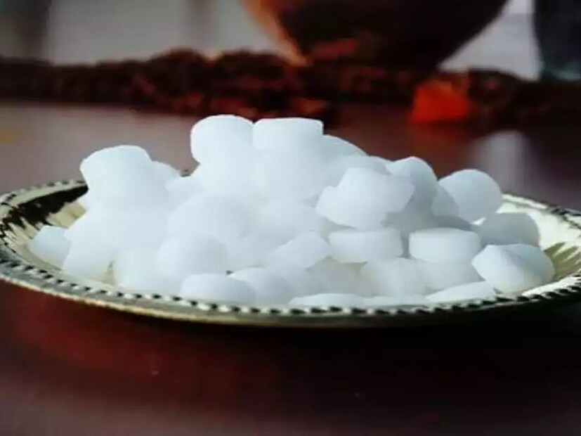 কর্পূরের গন্ধ বেশ কড়া। ইঁদুররা এটা একদম পছন্দ করে না। তারা এর তীব্র গন্ধ সহ্য করতে পারে না এবং তারা অবিলম্বে সেই জায়গা থেকে পালিয়ে যাওয়ার চেষ্টা করে। 