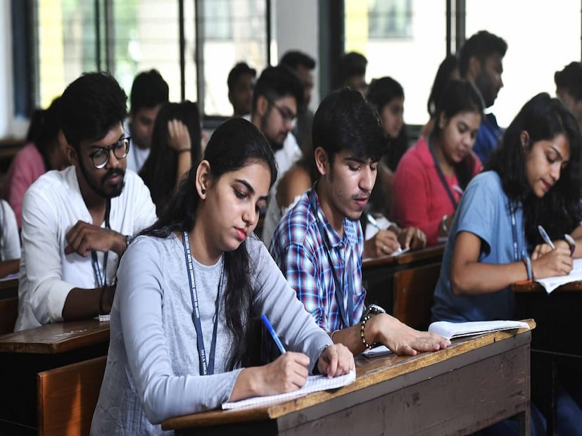 ৩) ইন্ডিয়ান ইনস্টিটিউট অফ টেকনোলজি, মাদ্রাজ - ৫৬ র‍্যাঙ্ক, ৪) ইন্ডিয়ান ইনস্টিটিউট অফ টেকনোলজি, খড়গপুর - ৬০ র‍্যাঙ্ক, ৫) ইন্ডিয়ান ইনস্টিটিউট অফ সায়েন্স - ৬২ র‍্যাঙ্ক, ৬) ইন্ডিয়ান ইনস্টিটিউট অফ টেকনোলজি, কানপুর - ৬৭ র‍্যাঙ্ক