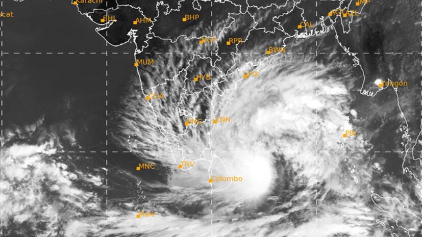 আইএমডি-র আঞ্চলিক আবহাওয়া কেন্দ্রের মতে, বঙ্গোপসাগরের উপর নিম্নচাপটি চেন্নাইয়ের প্রায় ৮৩০ কিলোমিটার দক্ষিণ-দক্ষিণ-পূর্বে এবং নাগাপট্টিনাম থেকে ৬৩০ কিলোমিটার দক্ষিণ-দক্ষিণ-পূর্বে অবস্থান করছে।