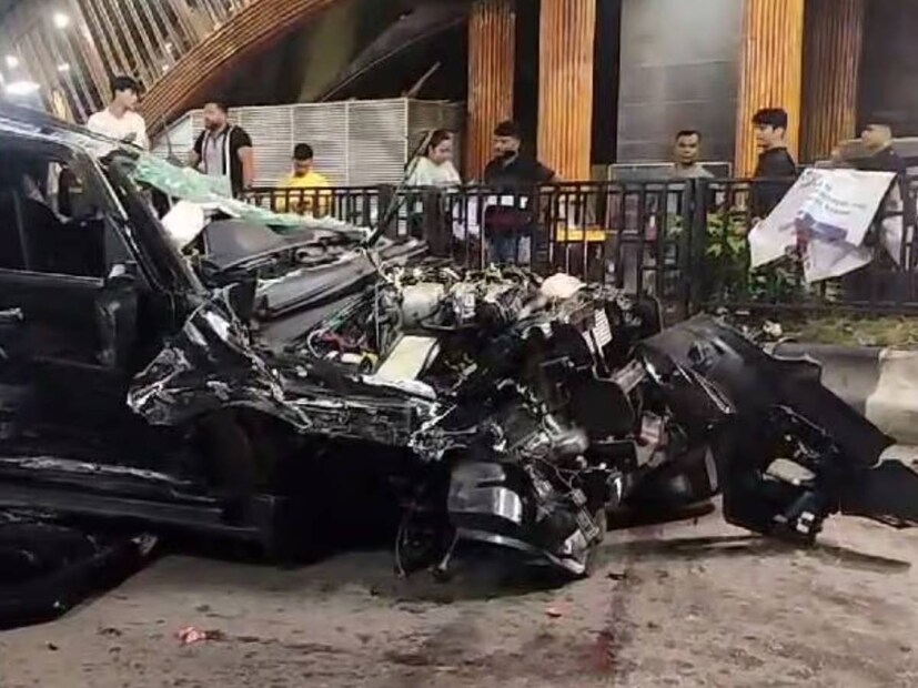 বৃহস্পতিবার মাঝরাতে অসমের গুয়াহাটিতে দুটি স্করপিও গাড়ির মুখোমুখি সংঘর্ষ হয়, আর তাতেই প্রাণ যায় দুই তরুণ-তরুণীর। আহত অন্য এক তরুণী। 