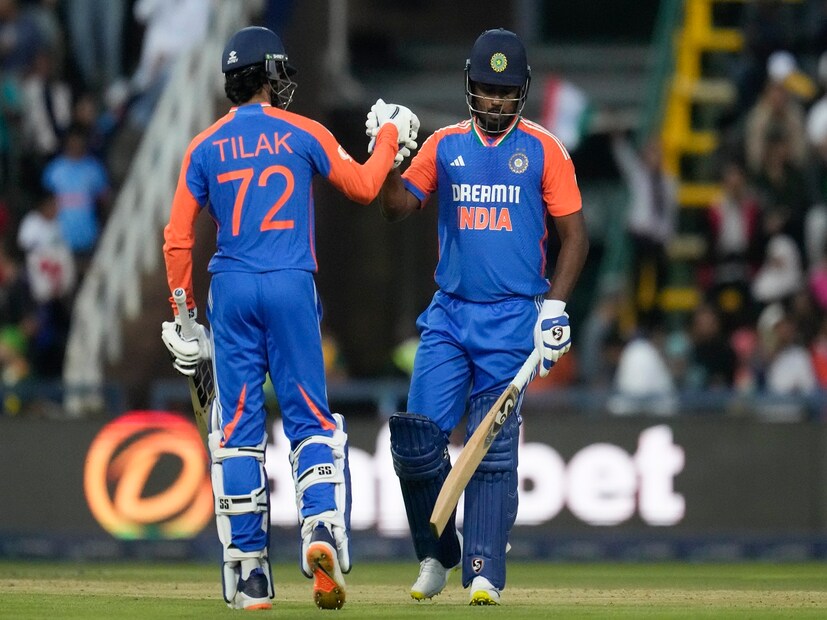 এদিকে জোহানেসবার্গের মাঠে এদিন এভাবে রানের ফুলঝুরির একটা বিজ্ঞানসম্মত কারণও আছে৷ জোবার্গের ওয়ান্ডারার্স সমুদ্রতল থেকে ১৬৩৫ মিটার উচ্চতায়৷ তাই এখানে বাতাসের ঘনত্ব অনেকটাই পাতলা, বায়ুর চাপও কম৷ তাই অন্য জায়গার চেয়ে ব্যাটসম্যানরা যে গতিতে মারলে রান হয় এখানে তার চেয়ে ৫ মিটার বেশি গতিতে গেছে ব্যাটে লাগা বল৷ Photo- AP