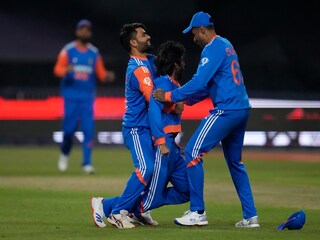 দক্ষিণ আফ্রিকাকে হেলায় হারিয়ে সিরিজ জয় ভারতের Photo- AP