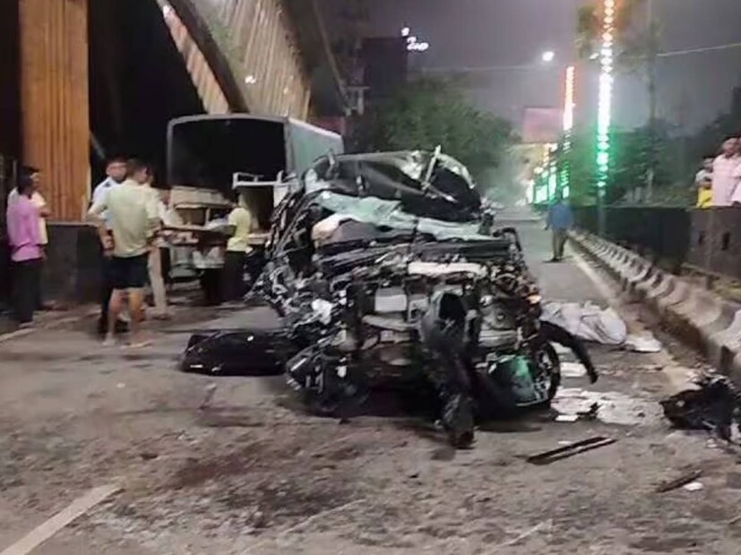 দুটো স্করপিওয়ই সেই সময়ে প্রচণ্ড গতিতে চলছিল। মুখোমুখি সংঘর্ষের ফলে দুর্ঘটনার অভিঘাত এতটাই ভয়ঙ্কর ছিল যে একটি গাড়ি রেলিং ভেঙে উপরে উঠে যায়। সম্পূর্ণ দুমড়েমুছরে গিয়েছিল দুটো গাড়ি। 