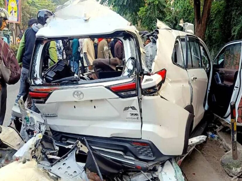 দুর্ঘটনার পরে ইনোভা গাড়িতে থাকা অন্তত ৬ জনের মৃত্যু হয়। দুর্ঘটনার অভিঘাত এতটা ভয়াবহ ছিল যে দেহগুলি টুকরো টুকরো হয়ে যায়। (Image- PTI)