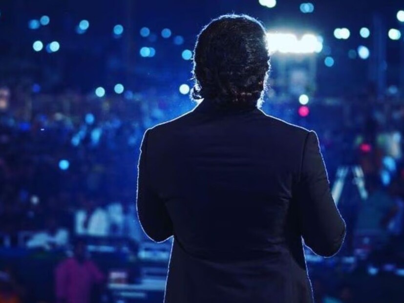 প্রতিটি ছবি থেকেই কোটি কোটি টাকা রোজগার করেন দেশের নামজাদা তারকারা। তাদের বিলাসবহুল জীবনযাপন থেকে পারিশ্রমিক, সবকিছু নিয়েই ভক্তদের প্রবল আগ্রহ। কিন্তু এই মুহূর্তে দেশের কোন অভিনেতা সবচেয়ে বেশি উপার্জন করেন। 