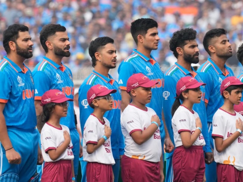 এবার শেষে যেই বিষয়ে সকলের জানার কৌতুহল রয়েছে তা হল জাতীয় সঙ্গীতের সময় যে শিশুরা প্লেয়ারদের সঙ্গে মাঠে থাকে তাদের কী বলা হয়। নির্দিষ্টি কোনও নাম না থাকলেও অনেকে এদের ‘এসকট অথবা ম্যাসকট চিলড্রেন’ বলে থাকে।