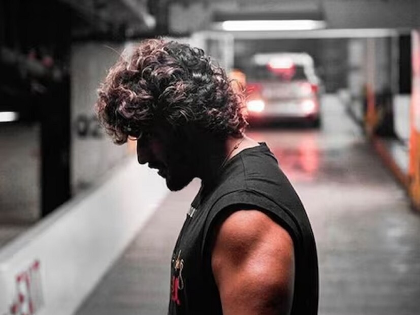 খারাপ সময় ববি দেওলকে শিখিয়েছে যে তিনি যে চরিত্রেই অভিনয় করুন না কেন, নিজের সেরাটা দিতে হবেই। আজ তিনি বলিউডের ‘ভয়ঙ্কর’ ভিলেন হয়ে সাফল্যের স্বাদ পেয়েছেন। বলিউডের আরও একজন অভিনেতা ববির পথই অনুসরণ করেছেন, যিনি ভিলেন হয়েই নিজের কেরিয়ারকে ধ্বংসের হাত থেকে বাঁচিয়েছেন। ছবির সাফল্যে এতটাই খুশি এই অভিনেতা এক সাক্ষাৎকারে জানিয়েছেন, ‘তাঁর পুনর্জন্ম হয়েছে’। (Photo: Instagram@arjunkapoor)