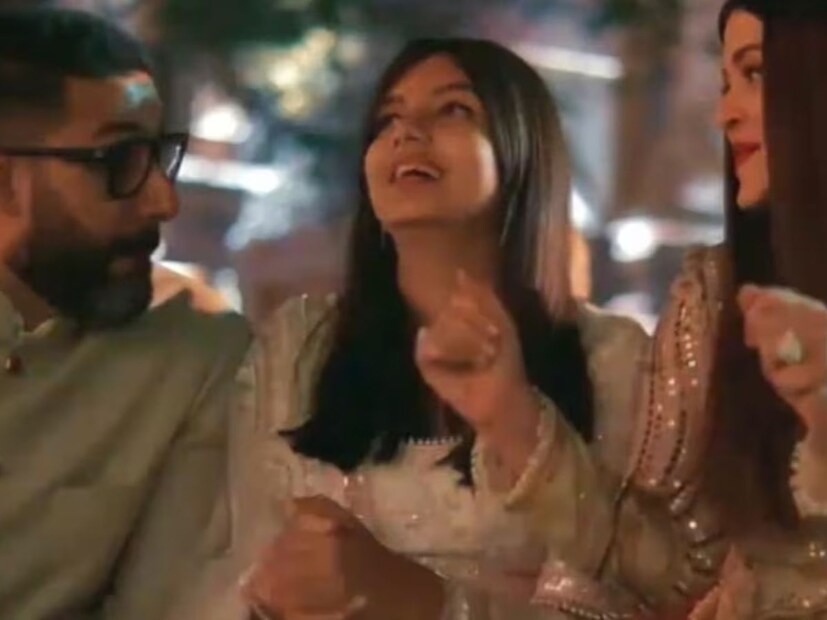 তবে এ বিষয়ে এখনও পর্যন্ত নিজে মুখে কিছুই বলেননি অভিষেক বা ঐশ্বর্য কেউই। পরিচালক মনিরত্নমও মিডিয়ায় কিছু জানাননি। তবে অন্দরের খবর, ‘গুরু’, ‘রাবন’-এর পর অ‍্যাশ-অভি জুটির সঙ্গে আবার কাজ করতে চলেছেন দেশের অন‍্যতম খ‍্যাতনামা পরিচালক।