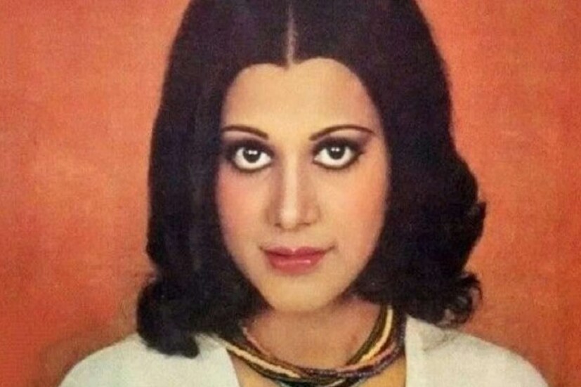 গভীর কালো চোখ, মাদকতাময় চাহনি আর শরীরি হিল্লোল। পতঙ্গের মতো ছুটে যেত তামাম পুরুষকুল। কিন্তু বি গ্রেড ছবিতে অভিনয় তাঁর কেরিয়ারের বড় ক্ষতি করে দেয়। বলিউডের মেইন স্ট্রিমে কাজ পাওয়াই মুশকিল হয়ে গিয়েছিল। ‘বিন্দিয়া অর বন্দুক’। সেই সময়ের বহুল চর্চিত ছবি। কিন্তু বি-গ্রেড। এই ছবির সাফল্য আশা সচদেবকে তুমুল জনপ্রিয়তা এনে দেয়। কিন্তু বলিউডে কাজ পাওয়া বন্ধ হয়ে যায়।