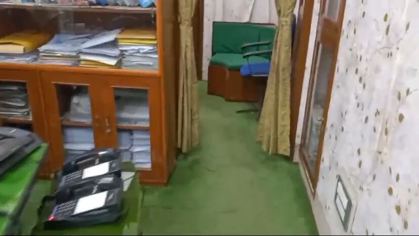 কার্পেটে কেউটে! তোলপাড় পুরসভা। বুধবার দুপুরে এই ঘটনায় কলকাতা পুরসভায় চাঞ্চল্য ছড়ায়। একসঙ্গে হাজির হন বনদফতর ও চিড়িয়াখানার কর্মীরা। কিন্তু আসল কাজটাই হয় নি। কারণ যে সাপের জন্য আসা তার দর্শনই পেলেন না বনকর্মীরা। তাই সেটা ‘কেউটে’, নাকি ‘ঘরকুনো হেলে’ জানাই হল না। তবে ভয় এখনও কাটেনি ৷ গেল কোথায় সেই সাপ?