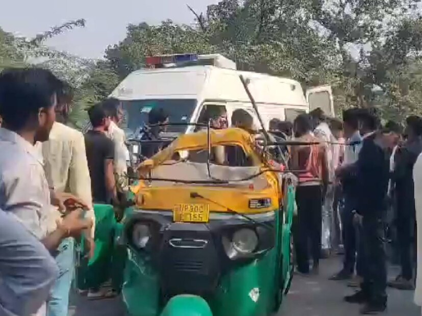 বুধবার ঘটনাটি ঘটেছে উত্তরপ্রদেশের হারদৈ জেলার বিলগ্রাম কোতওয়ালি এলাকাতে। বিলহাপুর-কাটরা রাজ্য সড়কের উপরে হঠাৎ উল্টে যায় অটোটি। Image: X/Tariq Iqbal