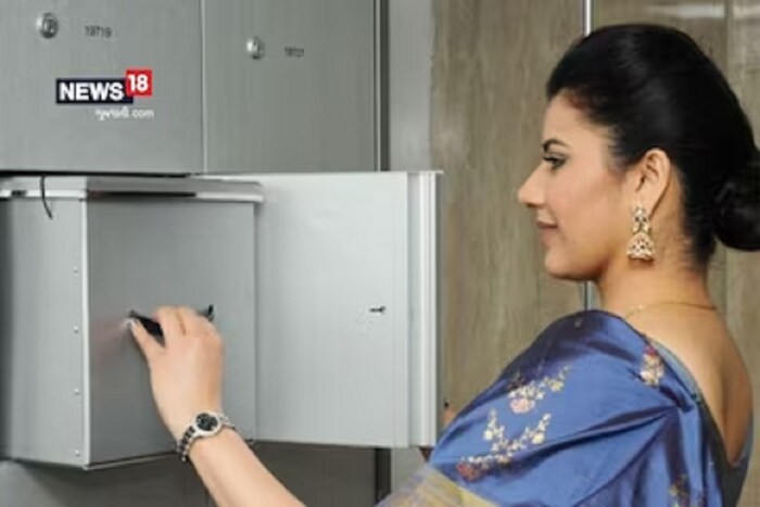 Because there is a locker, you can't keep whatever you want in it. It has certain rules. The reputed banks of the country like SBI, HDFC, Bank of Baroda inform the customer in advance about this rule. Let's take a look at what can and can't be kept in a bank locker.