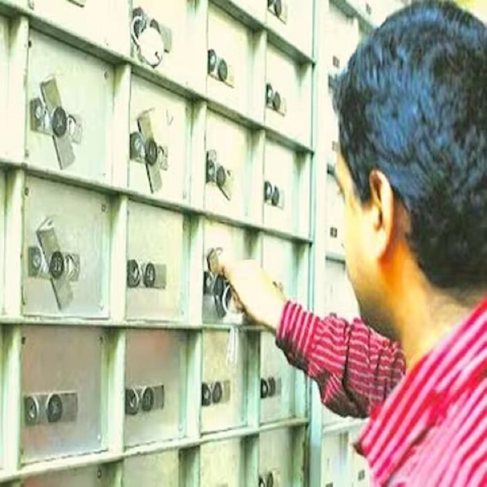 What can be kept in the locker: Gold, silver, diamond and other precious metal jewellery, coins, gold and silver bars (bullion) can be kept in the locker. Legal documents, property documents, wills, property deeds. Documents related to mutual funds, bonds, share certificates, taxes and insurance policies.