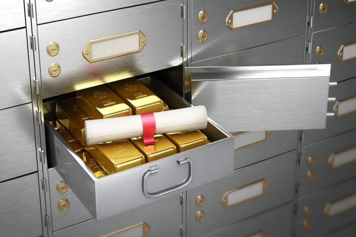 What can't be kept in the locker: It is illegal to keep weapons, explosives, drugs or any kind of contraband. Keeping food and perishable items with time is prohibited. No alkaline, radioactive or harmful materials of any kind shall be kept. Cash cannot be kept either.
