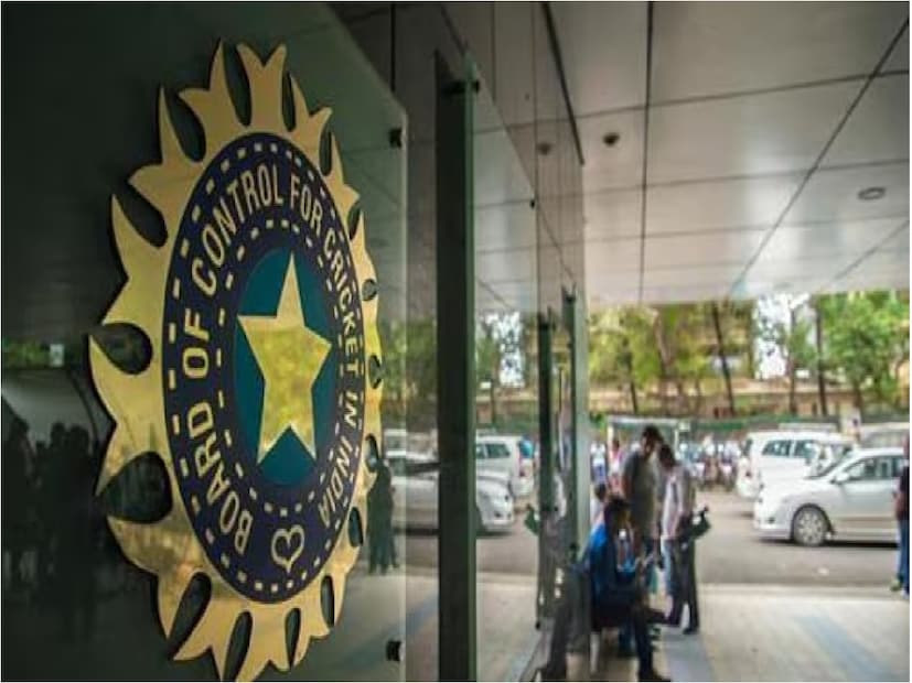 চাপ সৃষ্টিকারী শর্ত দিল বিসিসিআইয়েরসূত্রের খবর, যদি রোহিত-বিরাট অস্ট্রেলিয়া সফরের পরেও খেলতে চান, তাহলে ডিসেম্বর থেকে ওয়ানডে ফরম্যাটে অনুষ্ঠিত হতে যাওয়া ঘরোয়া সিরিজ বিজয় হাজারে ট্রফিতে তাদের নিজ রাজ্যের হয়ে খেলতে নামতে হবে। বিসিসিআই দলে নির্বাচিত হওয়ার জন্য এখন কঠোরভাবে নতুন নিয়ম মেনে চলছে৷ এই কড়া নিয়মের কারণেই গত মরশুমেও তাঁদের দুজনকেই রনজি ট্রফি ম্যাচ খেলতে হয়েছিল। সম্ভবত এই কঠোর শর্তের কারণে, রোহিত এবং বিরাট আগেই ঘোষণা করতে পারেন যে অস্ট্রেলিয়ায় তাদের শেষ ওয়ানডে সিরিজ হবে।