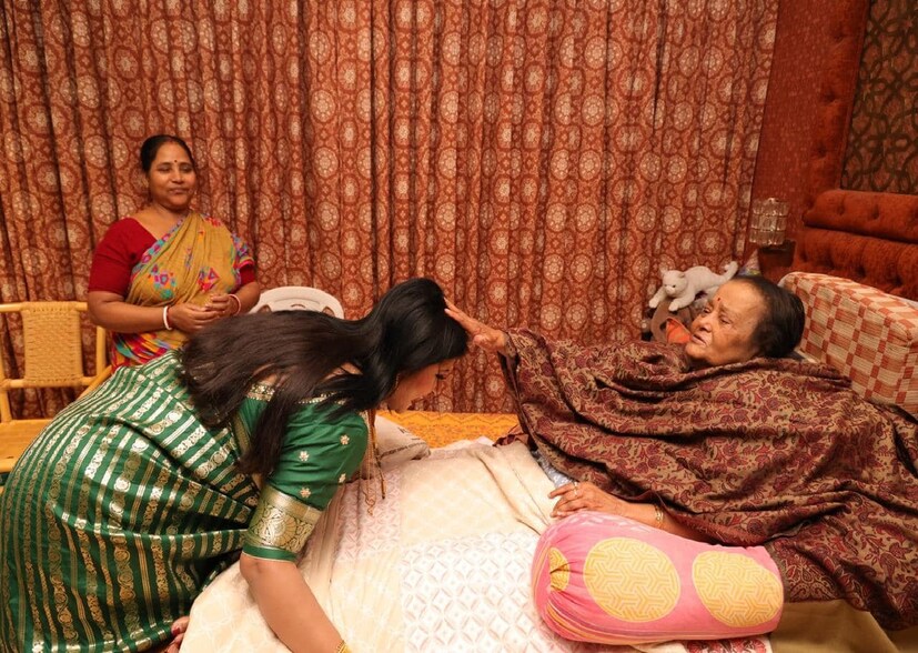 *লেখেন, &quot;আমি তোমাকে সবসময় আমার সঙ্গে রাখি...হাসি, কান্নায়, বিজয়ে এবং দুর্ভাগ্যে তুমি আমার সঙ্গেই থাকবে। নীরবতার মুহুর্তে জ্ঞান এবং ভালবাসা চিরকাল আমার উপরে ছাপ ফেলবে, যতক্ষণ না আমাদের আবার দেখা হবে।&quot; সংগৃহীত ছবি।