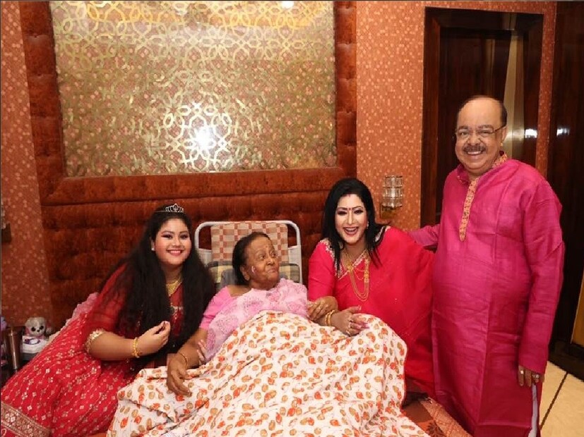 *বৈশাখী আরও লেখেন, &quot;তুমি যখন ছিলে, জীবন তখন ব্যস্ত ছিল। হঠাৎ ২৯ মে সকাল থেকে আমার হাতে এত সময় রয়েছে, শুধু ভাবছি কীভাবে এবং কেন আমি তোমাকে হারালাম! আমি জানি আমি কখনই তোমাকে আর স্পর্শ করতে পারব না। তোমার হাত ধরে চুপচাপ বসে থাকতে পারব না। চিন্তা না করে আমার সমস্ত মনের কথা ভাগ করে নিতে পারব না, যে আমাকে বিচার করবে না।&quot; সংগৃহীত ছবি।