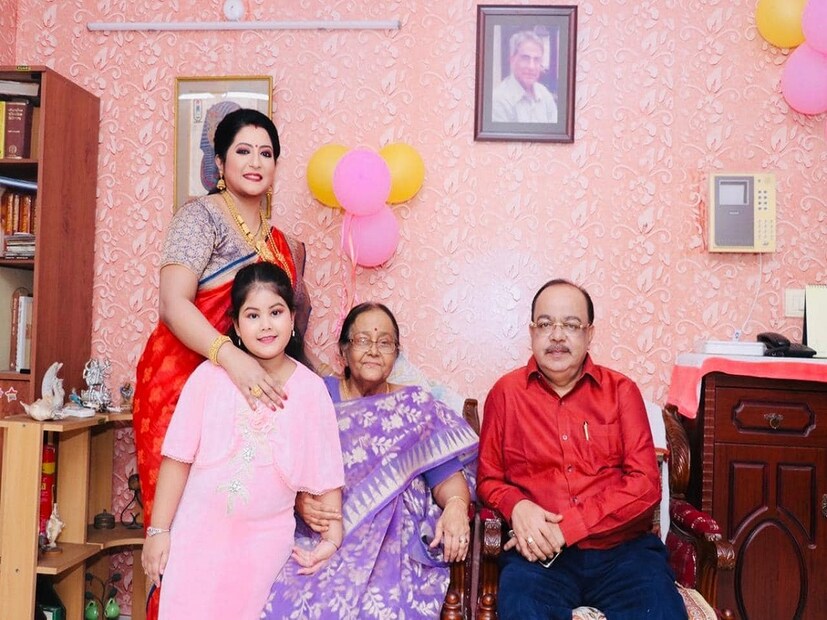 *২৯ মে ভোর ৪টা ১০ মিনিটে চিকিৎসকরা ফোন করে জানান, যুদ্ধ শেষ। তিনি লেখেন, &quot;সত্যিই??? না মা, আমার জন্য যুদ্ধ সবে শুরু হয়েছে। প্রতিদিন আমি এই বাস্তবতা মেনে নেওয়ার জন্য নিজের সঙ্গে লড়াই করছি। আমায় ছাড়া আমাকে বাঁচতে হবে। আপনার উৎসাহ ছাড়াই সমস্ত দায়িত্ব পালন করতে হবে। আমার নিজের ক্ষত সারিয়ে দেওয়ার জন্য আর কেউ একটা ফোন কল দূরে রইল না।&quot; সংগৃহীত ছবি।