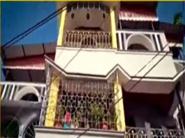 এই বাড়ি থেকেই উদ্ধার হয় তৃণমূল নেতার দেহ৷  এই বাড়ি থেকেই উদ্ধার হয় তৃণমূল নেতার দেহ৷