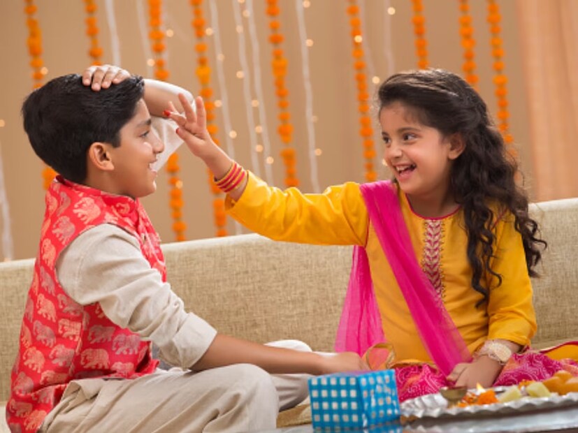 *দীপাবলির ২ দিন পরে ভাই ফোঁটা পালিত হয়। এদিন বোনেরা ভাইদের কপালে ফোঁটা এঁকে দীর্ঘায়ু সুস্থ জীবন কামনা করেন। ধনতেরাস থেকে দীপাবলি উৎসবের সূচনা হয়, ভাইয়া দুজে অর্থাৎ ভাই ফোঁটার মাধ্যমে তা শেষ হয়। সংগৃহীত ছবি। 