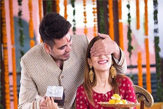 ভাইয়ের মঙ্গলে কেউ প্রতিপদে ফোঁটা দেন, কেউ দ্বিতীয়ায়! কেন দু-দিন ধরে ভাইফোঁটা হয় জানেন?