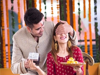 ভাইয়ের মঙ্গলে কেউ প্রতিপদে ফোঁটা দেন, কেউ দ্বিতীয়ায়! কেন দু-দিন ধরে ভাইফোঁটা হয় জানেন?