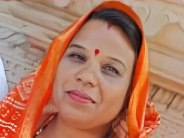 দুপুরের খাবার খেয়ে ক্লাস নিতে ছুটেছিলেন, আচমকাই লুটিয়ে পড়লেন ক্লাসের মধ্যে