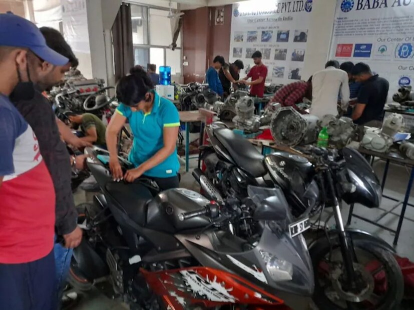 নোংরা এয়ার ফিল্টার ইঞ্জিনে ধুলো এবং ময়লা প্রবেশ করা বন্ধ করে না। এটি ইঞ্জিনের অংশগুলিতে ঘর্ষণ বাড়ায়। এজন্য ঘন ঘন এয়ার ফিল্টার পরিবর্তন করলে ইঞ্জিনের আয়ু বাড়বে। 