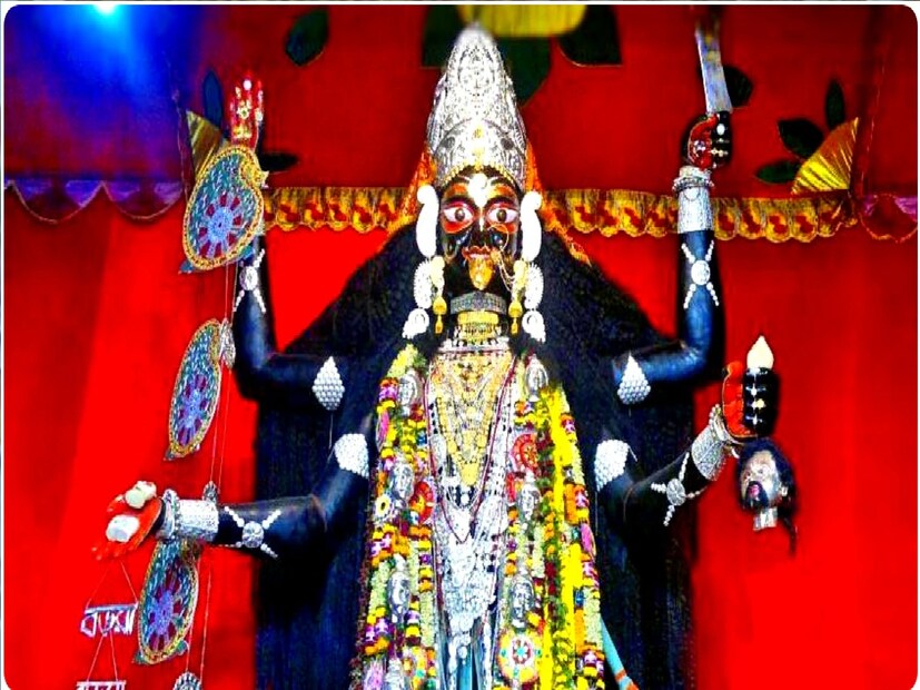 *নবদ্বীপের রাস উৎসবে গিয়ে বড় বড় মূর্তি দেখার পর, নৈহাটির নদিয়া জুটমিলের কর্মী তথা বিশিষ্ট সমাজসেবী ভবেশ চক্রবর্তী বড় কালী পুজোর প্রচলন করেন। পরবর্তীতে বড় কালী বড়মা হিসেবে জনমানসে ছড়িয়ে পড়ে। ফাইল ছবি।