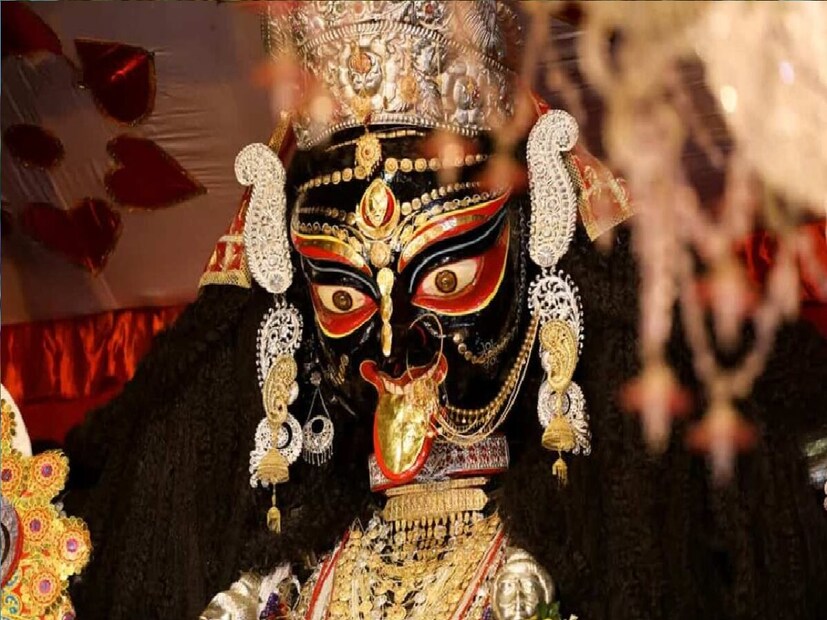 *মহা ধুমধামে পূজিতা নৈহাটির বড়মা কালী। হাজার হাজার ভক্ত লাইন দিয়ে পুজো দিলেন মা-র কাছে। নৈহাটির অরবিন্দ রোডের বড়মা কালীর পুজো এ বছর ১০১ বছরে পদার্পন করেছে। দেশ ছাড়িয়ে এখন বিদেশেও পৌঁছে গিয়েছে বড়মার সুখ্যাতি। প্রতিবেদনঃ রুদ্রনারায়ণ রায়। ফাইল ছবি।