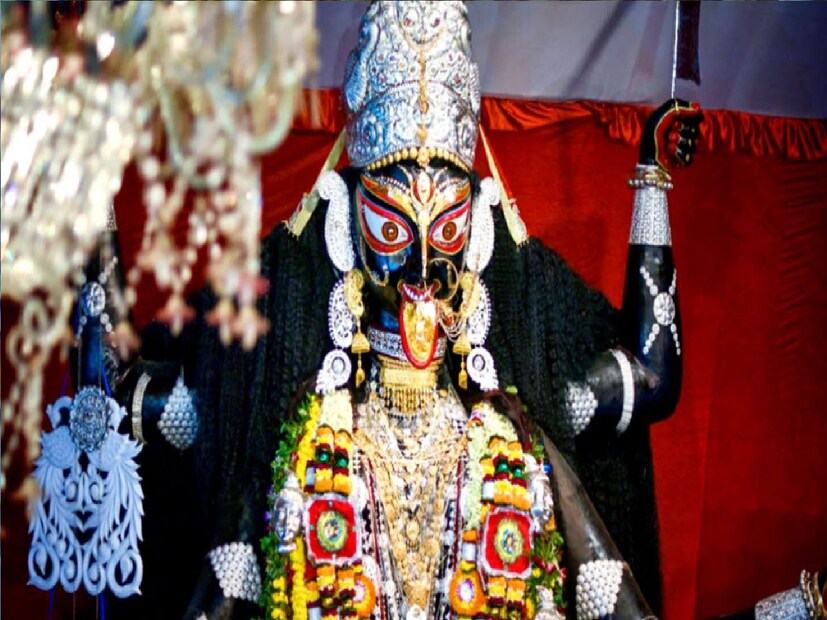 *বড়মার কাছে আসলে মানসিক শান্তি পাওয়া যায় এই বিশ্বাস নিয়েই লক্ষ লক্ষ মানুষের সমাগম হয় এখানে। তবে জেলার অন্যান্য পুজোর পাশাপাশি বড়মার কাছে আসার জন্য ভক্তদের আলাদাই টান অনুভব হয় বলে জানালেন বহুভুক্ত। বড়মার প্রসাদ পেতে এখন পড়েছে সুদীর্ঘ লাইন। ফাইল ছবি।