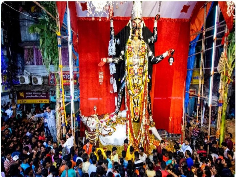 *২১ ফুটের নৈহাটির বড়মার ও তার সঙ্গে ১০১ ভরি উপর স্বর্ণালংকার ও ২০০ কেজির রুপোর অলংকার দেখতে প্রতি বছরের মত এ বছরও ভিড় জমে ভক্তদের। ফাইল ছবি।