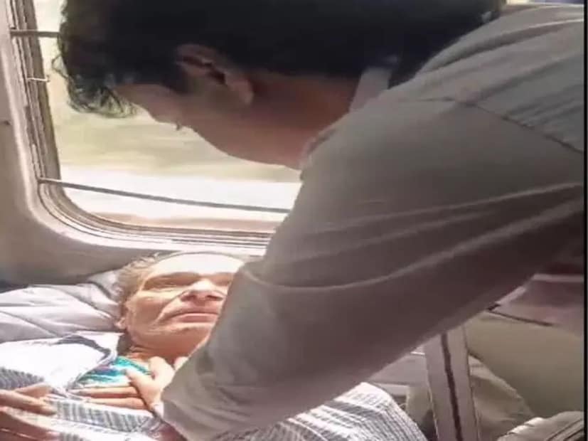 অন্যান্য যাত্রীরা দ্রুত ডেপুটি চিফ টিকিট ইন্সপেক্টর রাজীব কুমার এবং মনমোহন কুমারকে বিষয়টি জানান। দুজনেই সেখানে টিকিট পরীক্ষা করছিলেন। শোনামাত্র সঙ্গে সঙ্গে আহত যাত্রীর কাছে ছুটে যান তাঁরা। তারাই শেষমেশ সিপিআর দিয়ে যাত্রীটির জীবন রক্ষা করেন।