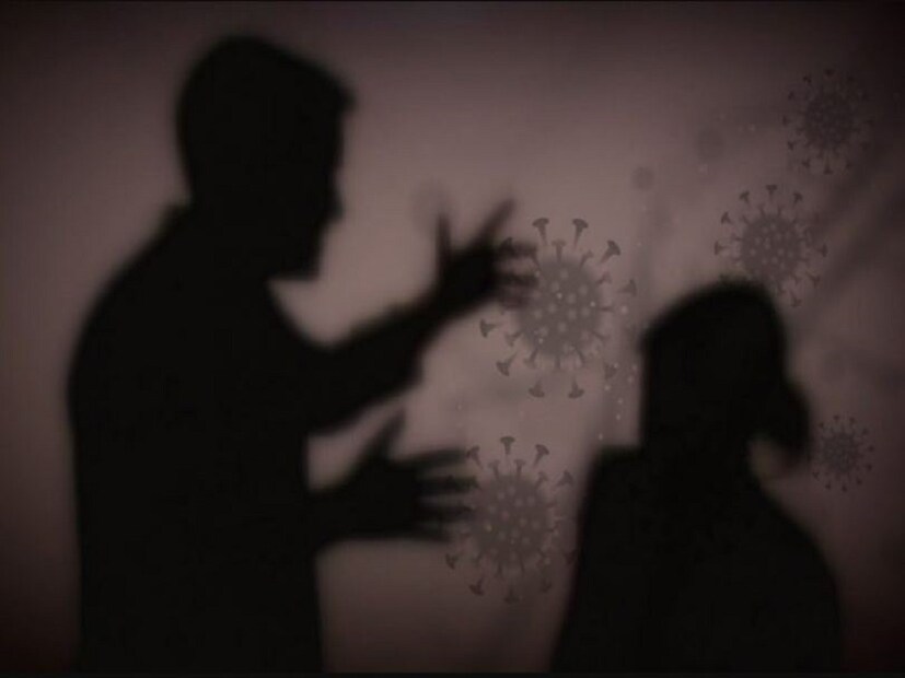 বিয়ের পর থেকেই ওই মোটা অঙ্কের টাকা দাবি করে তাঁকে মারধর সহ শারীরিক এবং মানসিক নির্যাতন চালাতেন বলে অভিযোগে জানিয়েছেন ওই মহিলা৷ বিদেশে যাওয়ার পর অত্যাচারের মাত্রা আরও বাড়ে৷ 