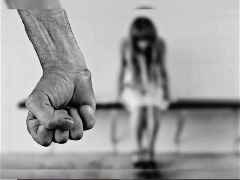 বিয়ের পর থেকেই ওই মোটা অঙ্কের টাকা দাবি করে তাঁকে মারধর সহ শারীরিক এবং মানসিক নির্যাতন চালাতেন বলে অভিযোগে জানিয়েছেন ওই মহিলা৷ বিদেশে যাওয়ার পর অত্যাচারের মাত্রা আরও বাড়ে৷ 