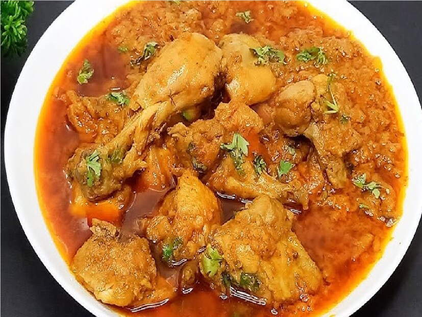 *ওজন নিয়ন্ত্রণে রাখতে আর রক্তে খারাপ কোলেস্টেরলের মাত্রা কমাতে রান্নায় কম তেল ব্যবহার করাই বুদ্ধিমানের কাজ। তেল ছাড়া রান্নার টেকনিক জানা থাকলে খাবার তৈরিতে এই রান্নার স্টাইলকেও প্রাধান্য দিতে পারেন। চলুন জেনে নেই একদম তেল ছাড়া গোটা মশলা দিয়ে কীভাবে বানাবেন চিকেন। ভাত-রুটি দুটোর সঙ্গেই খেতে পারবেন। সংগৃহীত ছবি। 