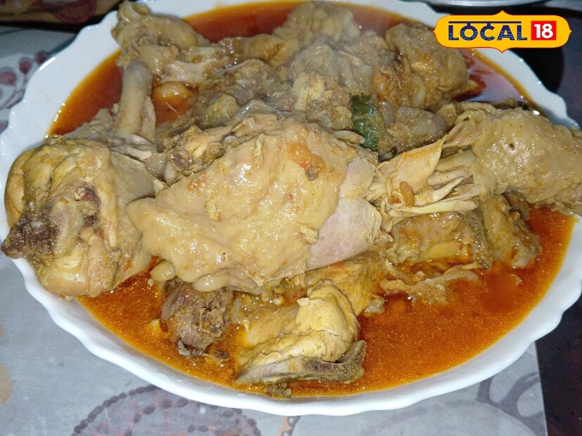 *প্রতিদিনের খাবারে মুরগির মাংস কমবেশি সবাই খান। তবে কখনও তেল ছাড়া মুরগির মাংস রান্না করে খেয়েছেন? না খেয়ে থাকলে এখনই সেরা সময় রেসিপি অনুসরণ করে স্বাস্থ্যকর উপায়ে তেল ছাড়া মুরগির মাংস রান্না করার। প্রতিবেদনঃ অনির্বাণ রায়। সংগৃহীত ছবি। 