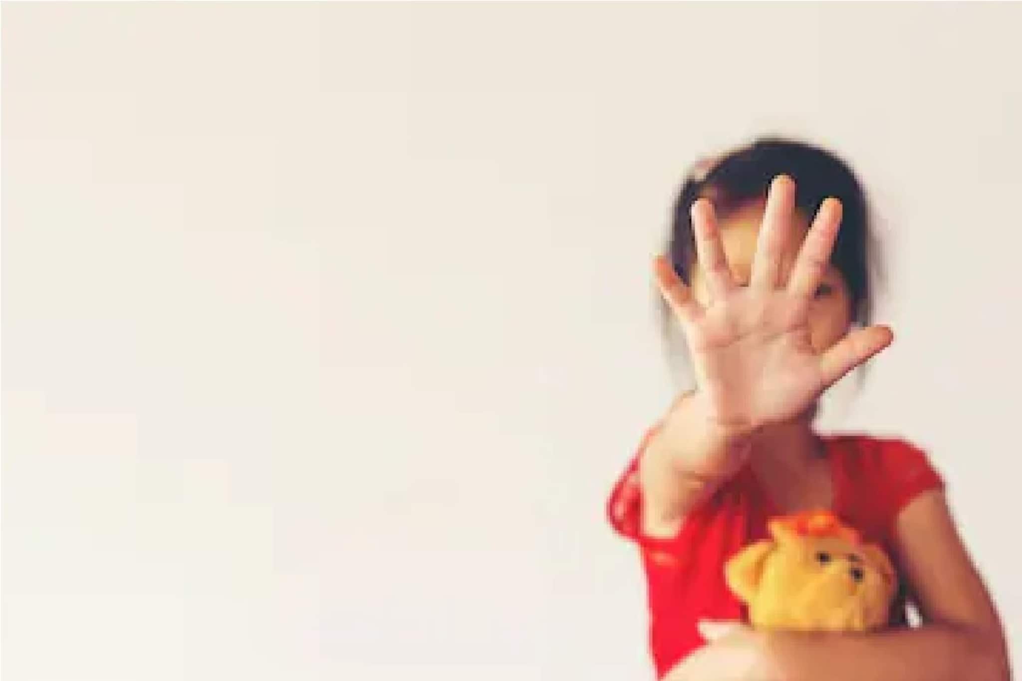 মা বাড়ি ছাড়লেই জেগে উঠত বাড়ির দানব, সৎ মেয়ের উপর অকথ্য অত্যাচার চলত বাবার!