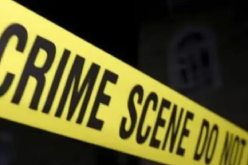 প্রাথমিক তদন্তে জানা গিয়েছে, বউমাকে তাঁর প্রেমিকের সঙ্গে আপত্তিকর অবস্থায় দেখে ফেলেছিলেন শাশুড়ি। আচমকা শাশুড়িকে দেখে ভয় পেয়ে যান তাঁরাও। বুঝতে পারেন, তাঁদের সম্পর্কের কথা গোটা গ্রামে রটে যাবে। সংসার ভেঙে যাবে। এই অবস্থায় প্রেমিককে নিয়ে শাশুড়িকে হত্যার পরিকল্পনা করেন বউমা। সেই মতো রাতে দু’জনে মিলে মাথায় ইট মেরে হত্যা করেন শাশুড়িকে। 