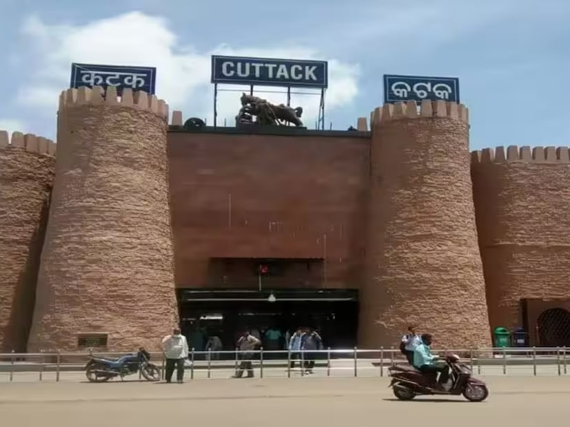 এবার আসা যাক উত্তরে। ওড়িশা রাজ্যের কটক শহরের নাম উল্টো লিখলেও সোজা দেখাবে। তাও আবার একটিব, দুটি নয় ৩টি ভাষাতে।