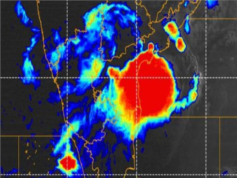 Cyclogenesis probability: সাইক্লোন ডানা ওড়িশা উপকূলে হানা দিয়েছিল ২৫ অক্টোবর৷ কিন্তু এর মধ্যেই ফের একটি সাইক্লোন তৈরির পরিস্থিতির কথা জানিয়েছে একটি সংবাদ সংস্থা তারা জানিয়েছে আইএমডি সূত্র ধরে এই খবর৷ কিন্তু সত্যিই কি ফের একবার হানা দেবে সাইক্লোন , সাইক্লোজেনেসিস প্রবাবিলিটি দিয়ে বর্তমান পরিস্থিতি বিচার করা হচ্ছে৷ Photo- IMD 